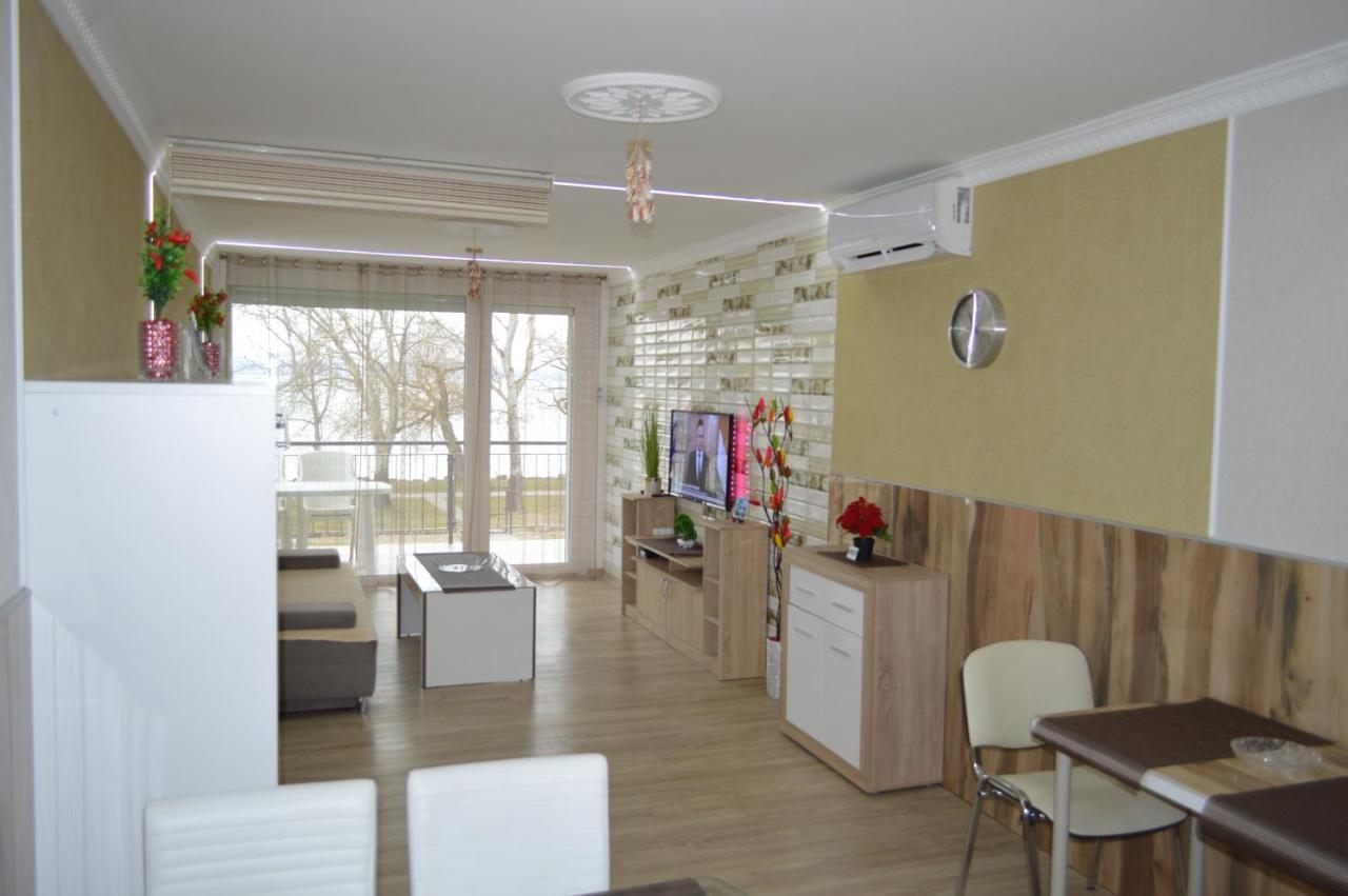 Siofok Ezuestpart Granada 2 Koezvetlen Vizparti Apartman Apartment Ngoại thất bức ảnh