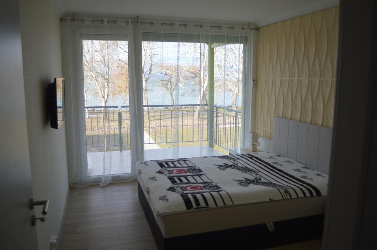 Siofok Ezuestpart Granada 2 Koezvetlen Vizparti Apartman Apartment Ngoại thất bức ảnh